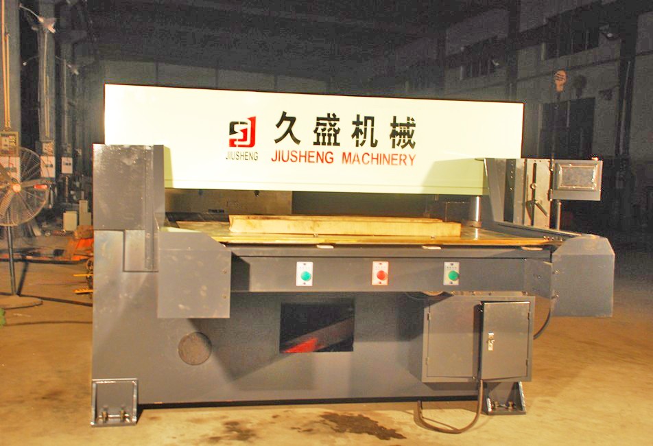 全自動高精度 商標模切機.jpg